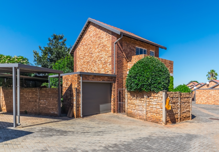 2 Bedroom Property for Sale in Die Hoewes Gauteng