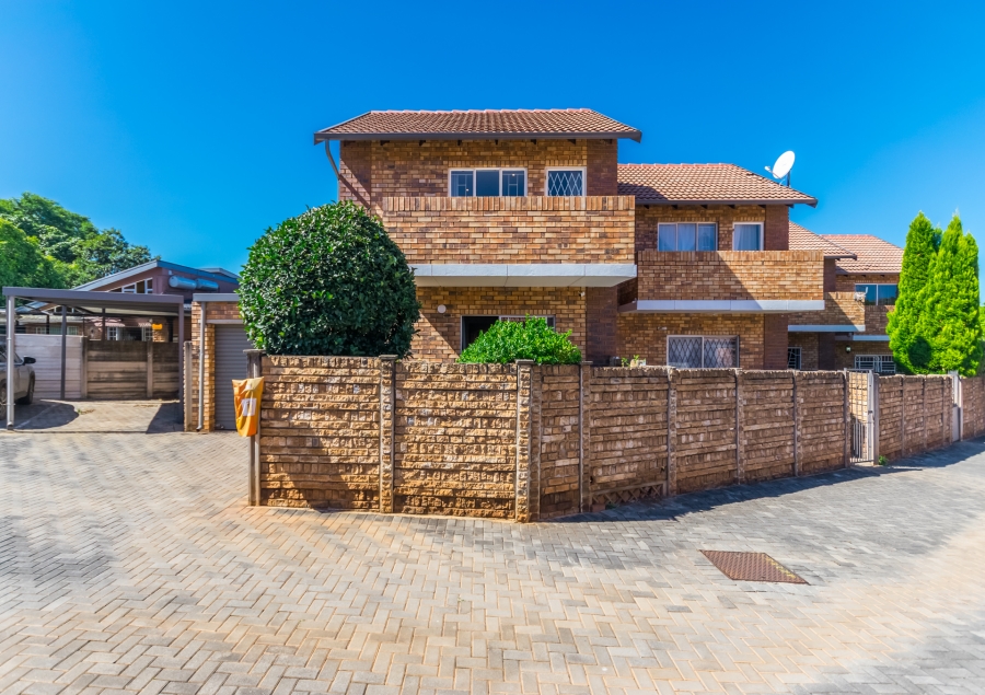 2 Bedroom Property for Sale in Die Hoewes Gauteng