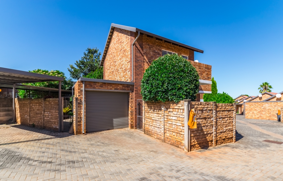 2 Bedroom Property for Sale in Die Hoewes Gauteng