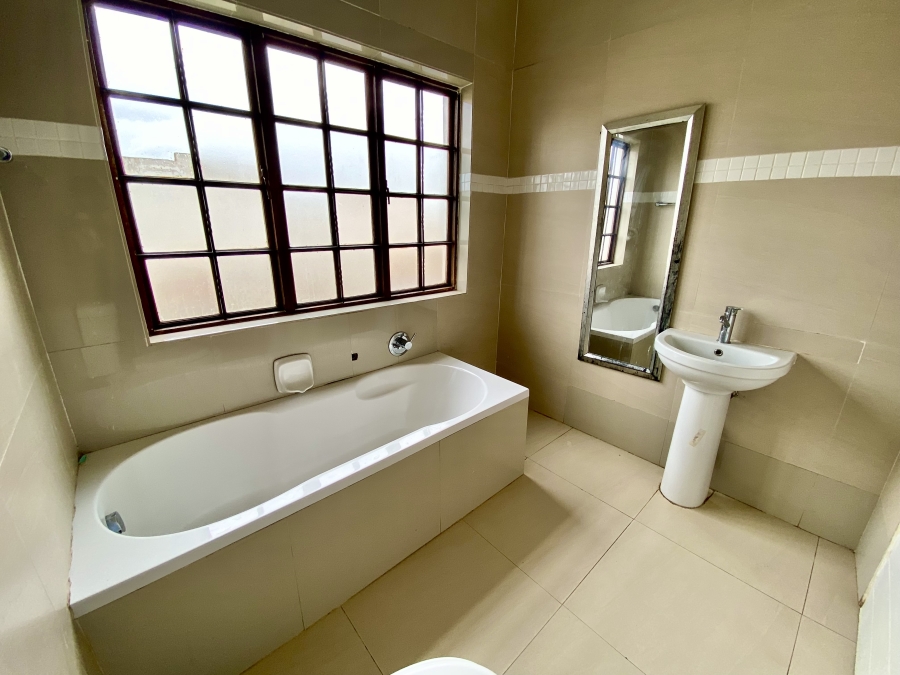 5 Bedroom Property for Sale in Lotus Gardens Gauteng