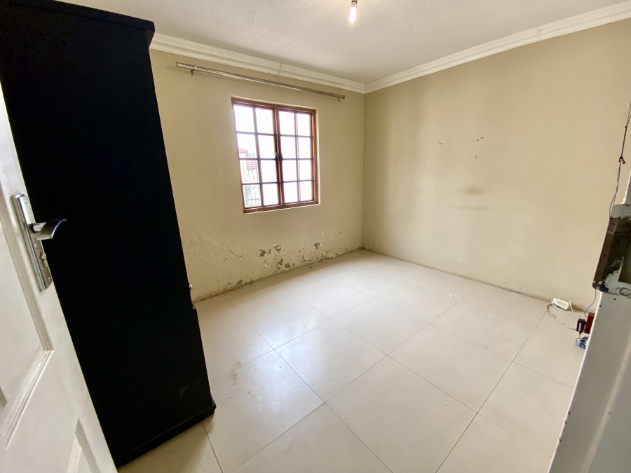 5 Bedroom Property for Sale in Lotus Gardens Gauteng