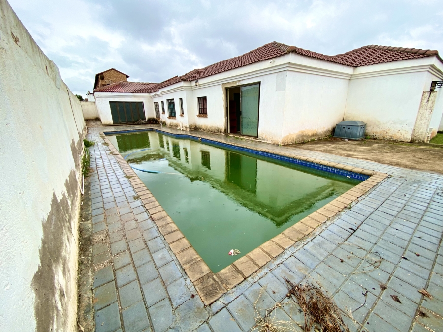 5 Bedroom Property for Sale in Lotus Gardens Gauteng