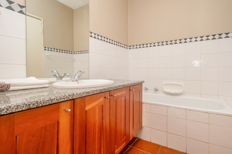 To Let 2 Bedroom Property for Rent in Sandhurst Gauteng