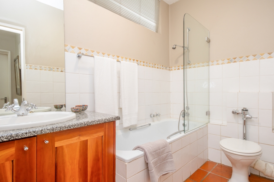 To Let 2 Bedroom Property for Rent in Sandhurst Gauteng