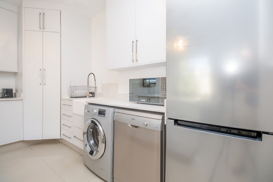 To Let 2 Bedroom Property for Rent in Sandhurst Gauteng