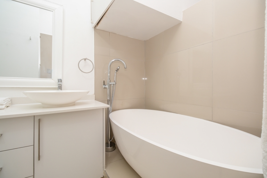 To Let 2 Bedroom Property for Rent in Sandhurst Gauteng