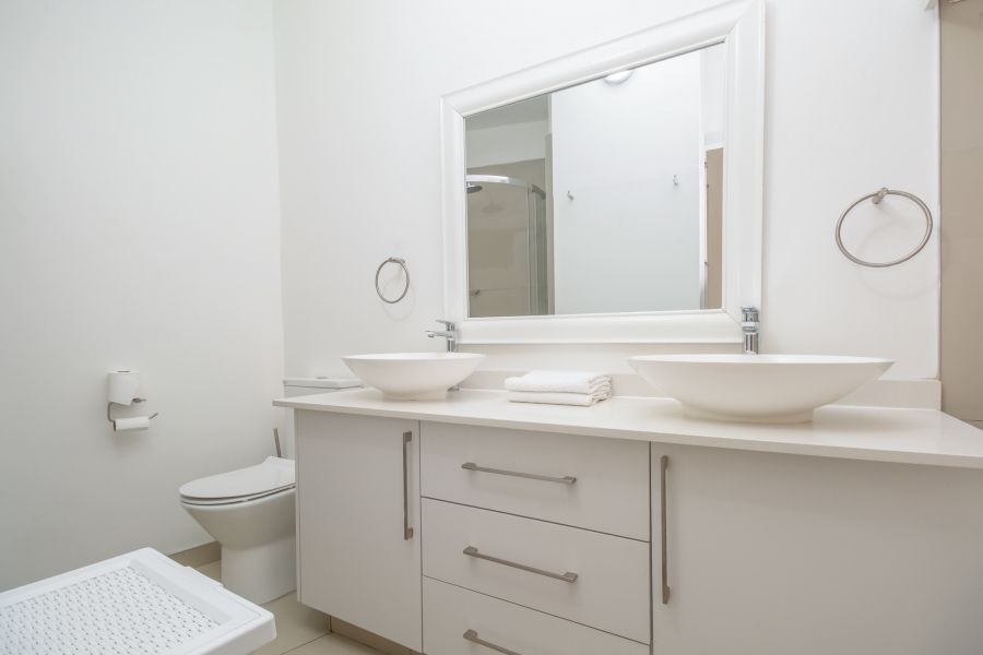 To Let 2 Bedroom Property for Rent in Sandhurst Gauteng