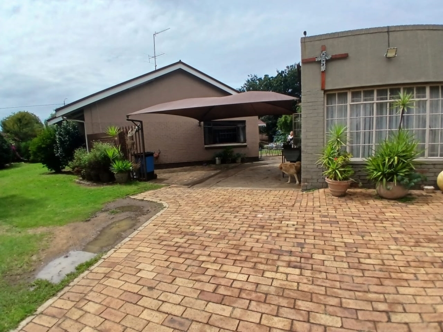 4 Bedroom Property for Sale in Selcourt Gauteng