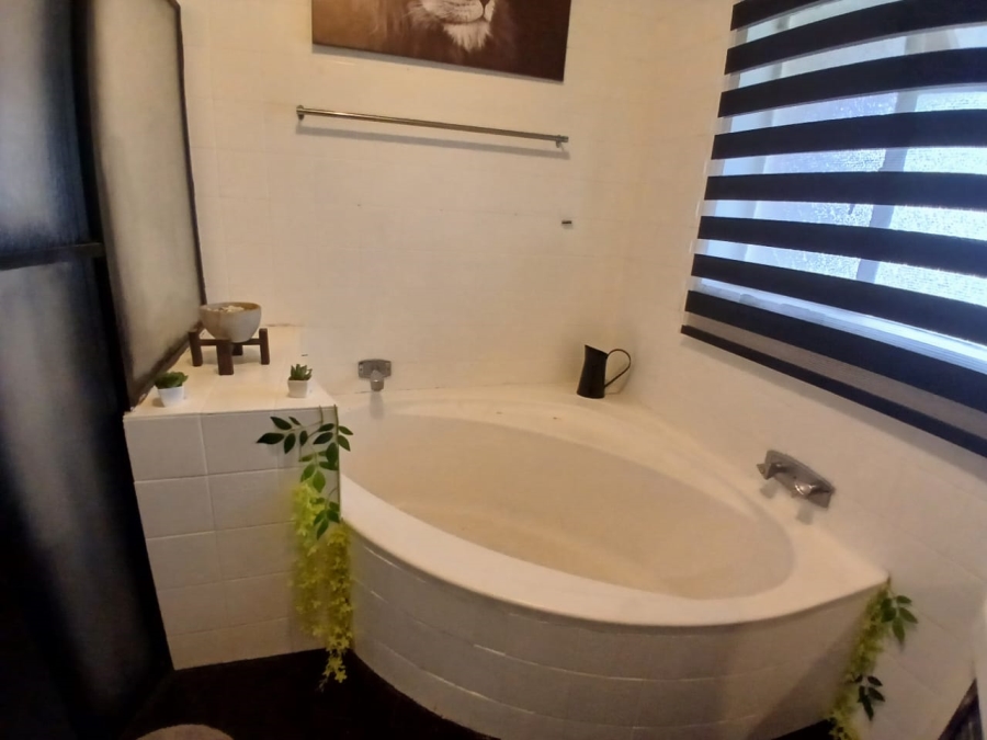 4 Bedroom Property for Sale in Selcourt Gauteng