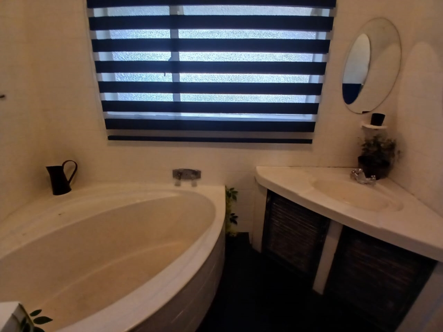 4 Bedroom Property for Sale in Selcourt Gauteng