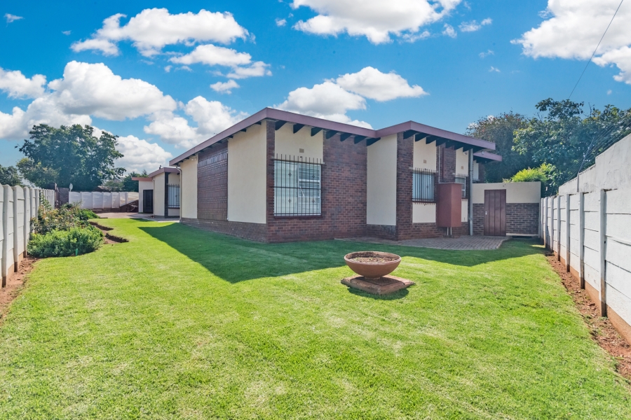 4 Bedroom Property for Sale in Helderkruin Gauteng