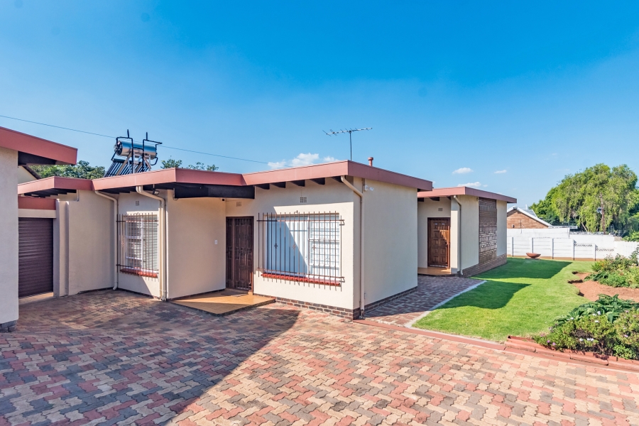 4 Bedroom Property for Sale in Helderkruin Gauteng