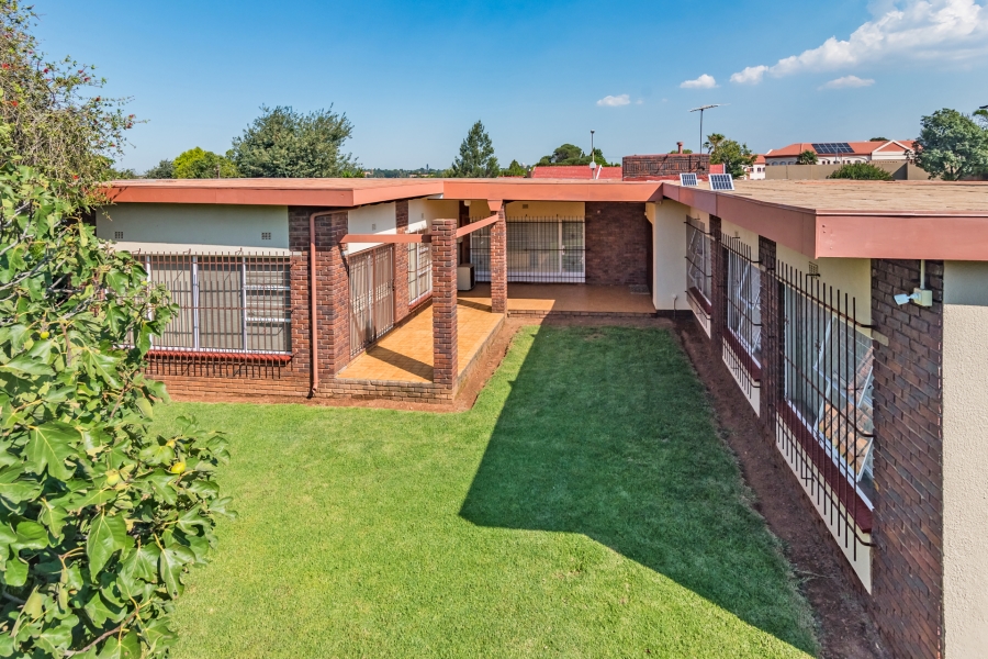 4 Bedroom Property for Sale in Helderkruin Gauteng