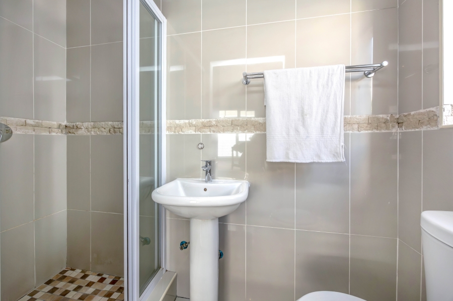 To Let 6 Bedroom Property for Rent in Broadacres Gauteng