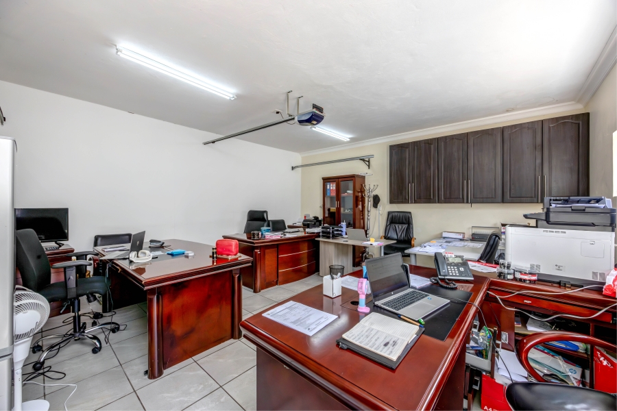 To Let 6 Bedroom Property for Rent in Broadacres Gauteng