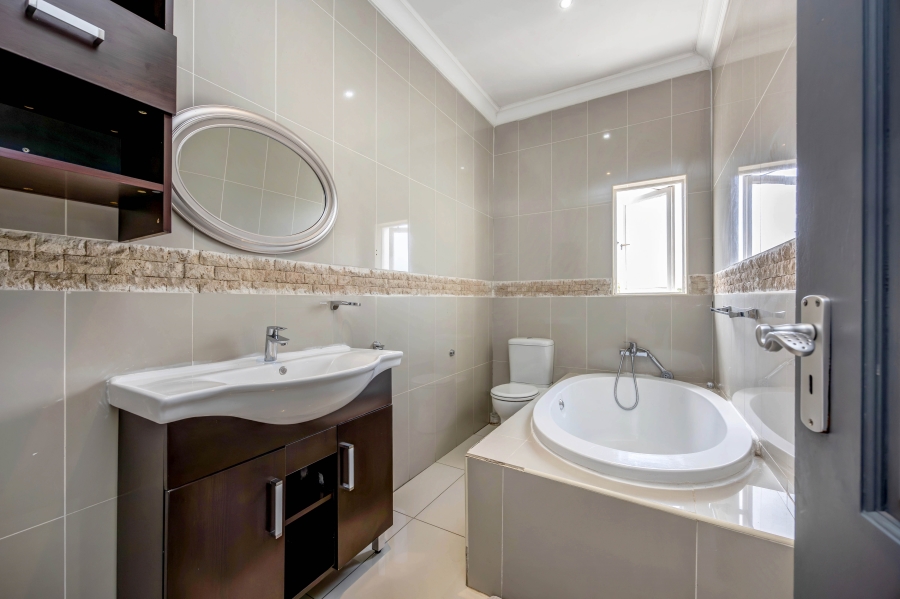 To Let 6 Bedroom Property for Rent in Broadacres Gauteng