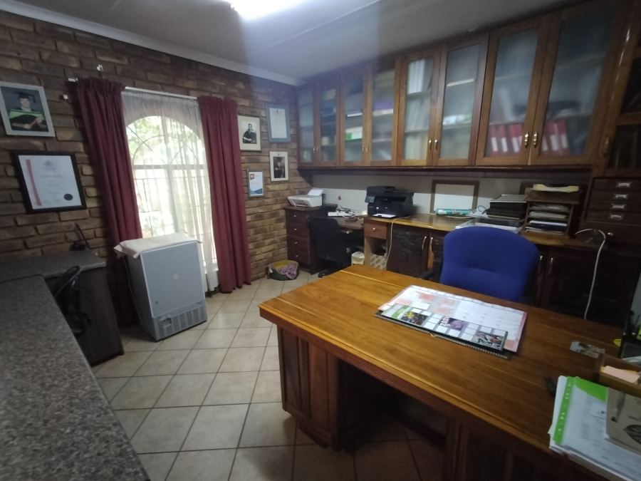 6 Bedroom Property for Sale in Heatherdale AH Gauteng
