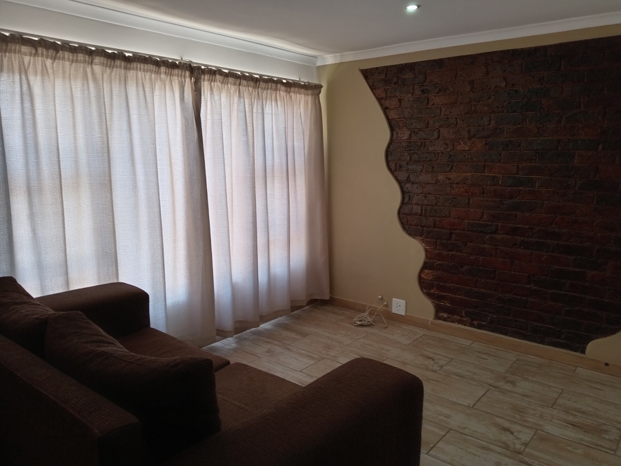To Let 1 Bedroom Property for Rent in South Crest Gauteng