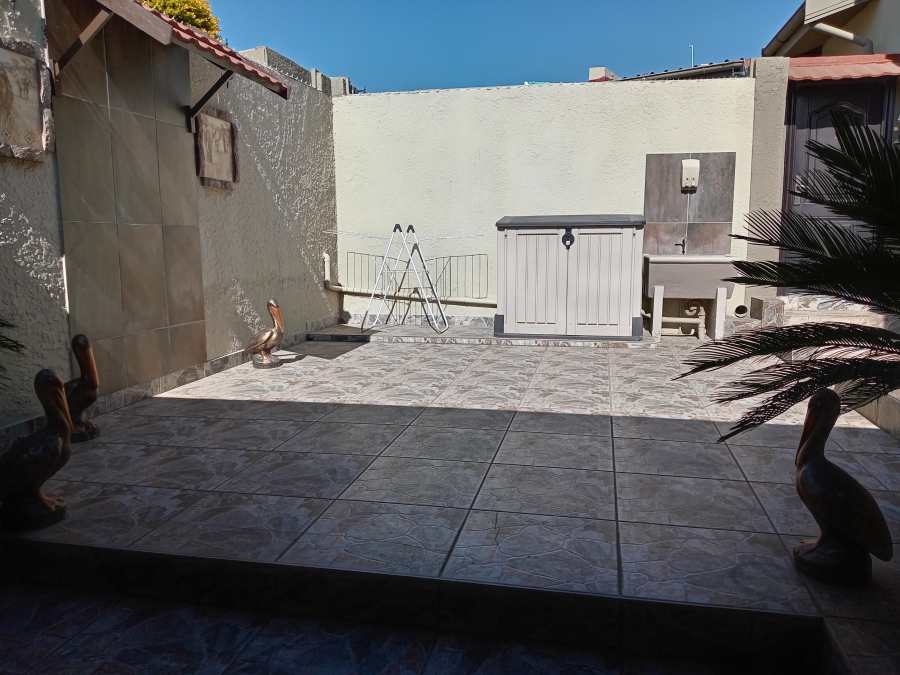 To Let 1 Bedroom Property for Rent in South Crest Gauteng