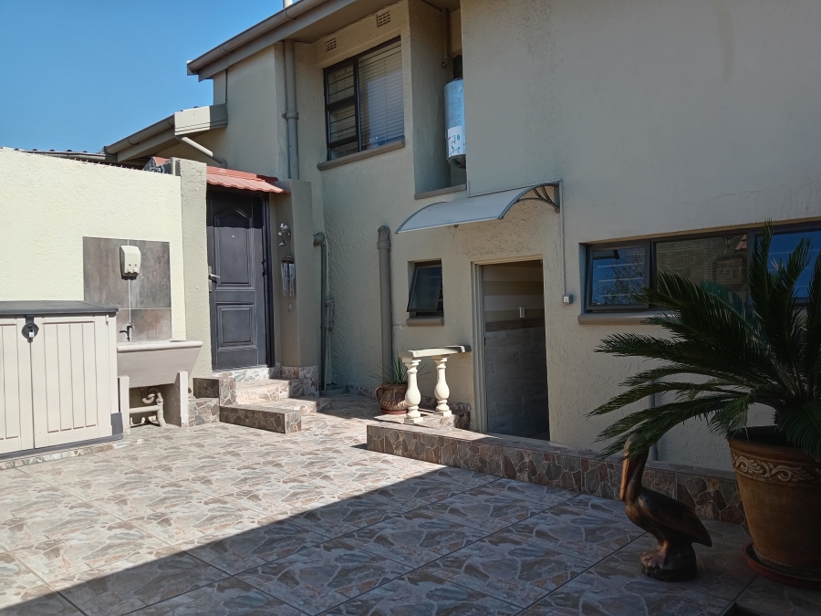 To Let 1 Bedroom Property for Rent in South Crest Gauteng