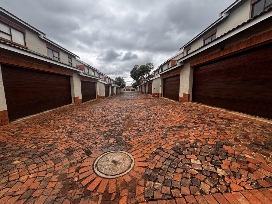 To Let 3 Bedroom Property for Rent in Country View Estate Gauteng