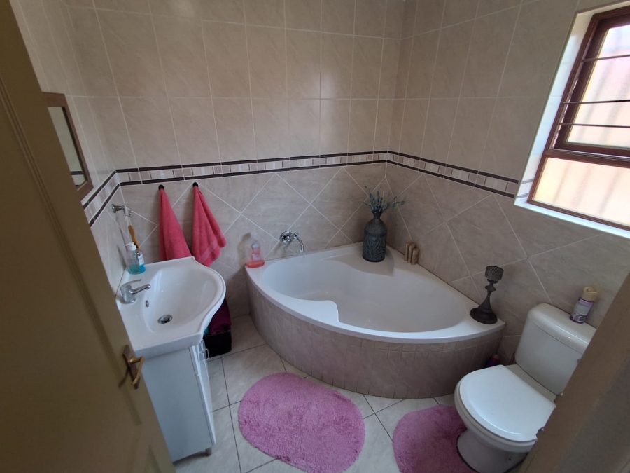 3 Bedroom Property for Sale in Dunnottar Gauteng