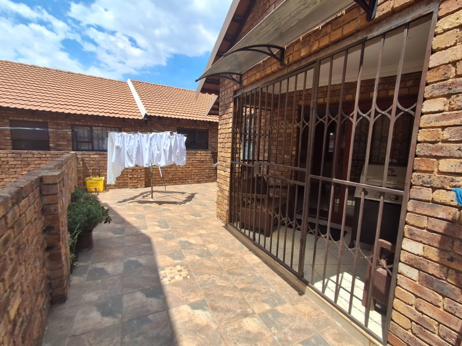 3 Bedroom Property for Sale in Dunnottar Gauteng