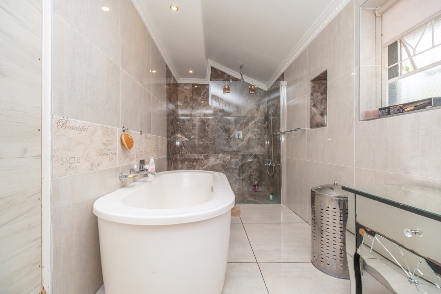 5 Bedroom Property for Sale in Bramley North Gauteng