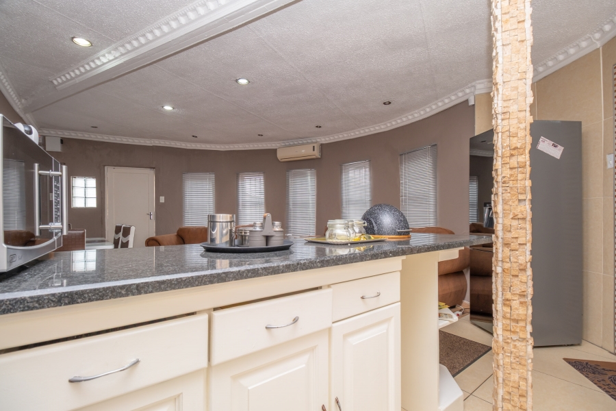 4 Bedroom Property for Sale in Robertsham Gauteng