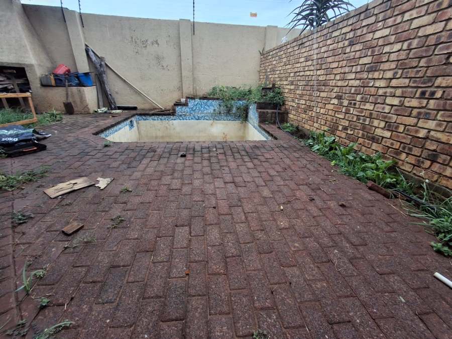 2 Bedroom Property for Sale in Dorandia Gauteng
