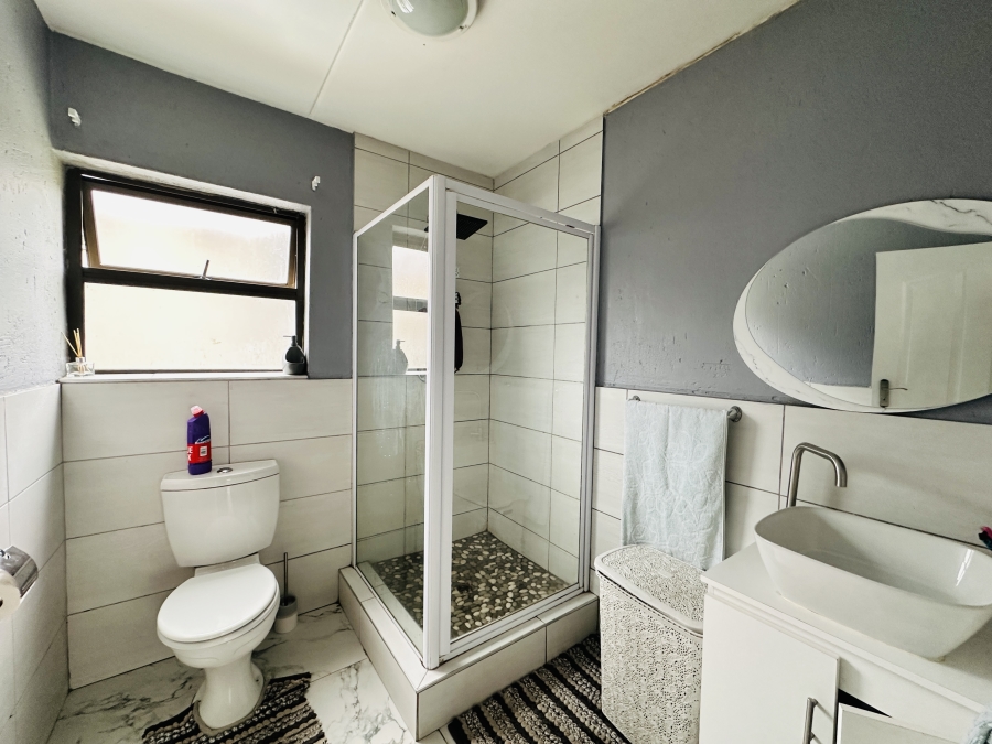 2 Bedroom Property for Sale in Gosforth Park Gauteng