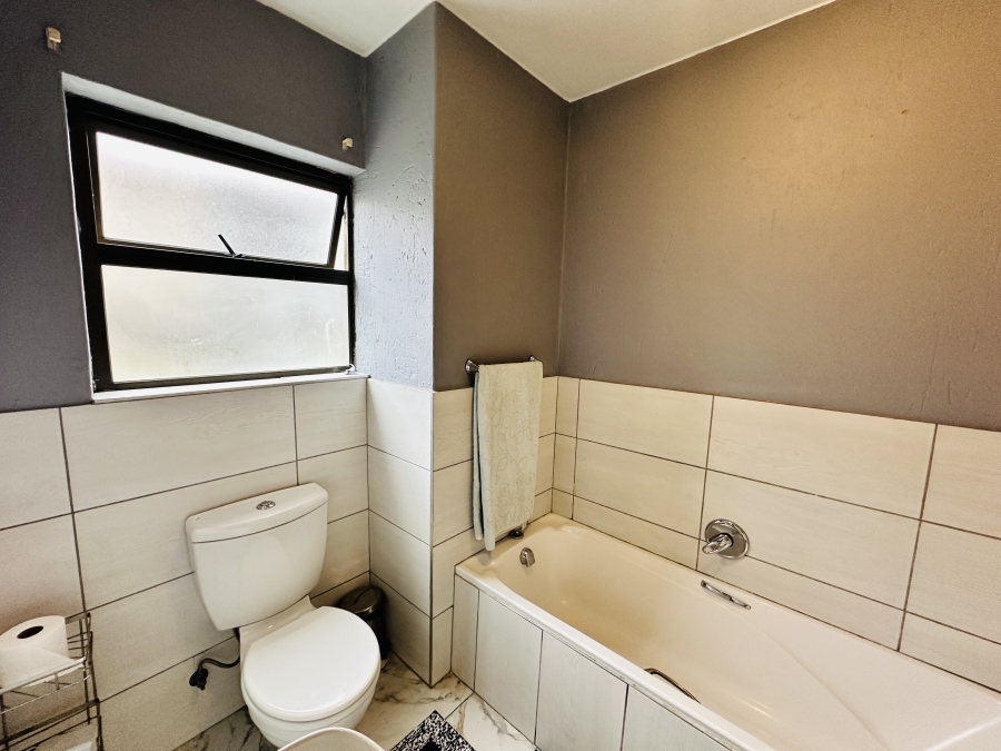 2 Bedroom Property for Sale in Gosforth Park Gauteng