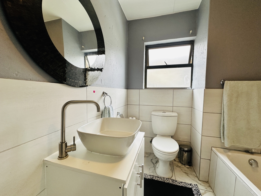 2 Bedroom Property for Sale in Gosforth Park Gauteng