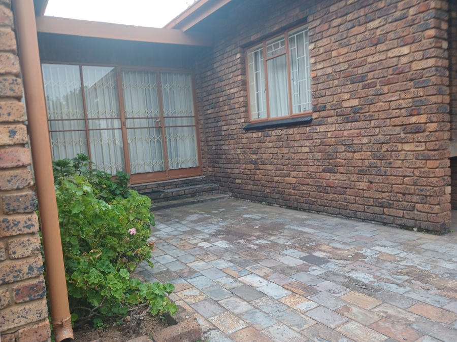 4 Bedroom Property for Sale in Garsfontein Gauteng