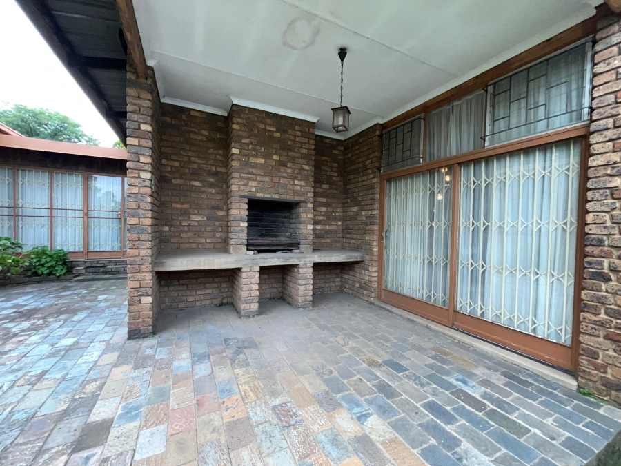 4 Bedroom Property for Sale in Garsfontein Gauteng