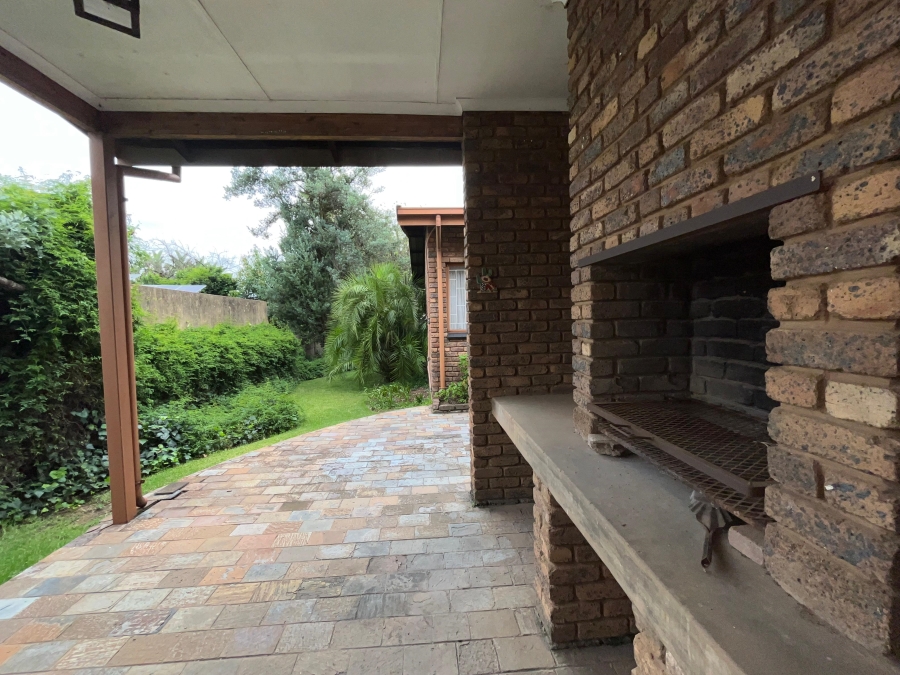 4 Bedroom Property for Sale in Garsfontein Gauteng