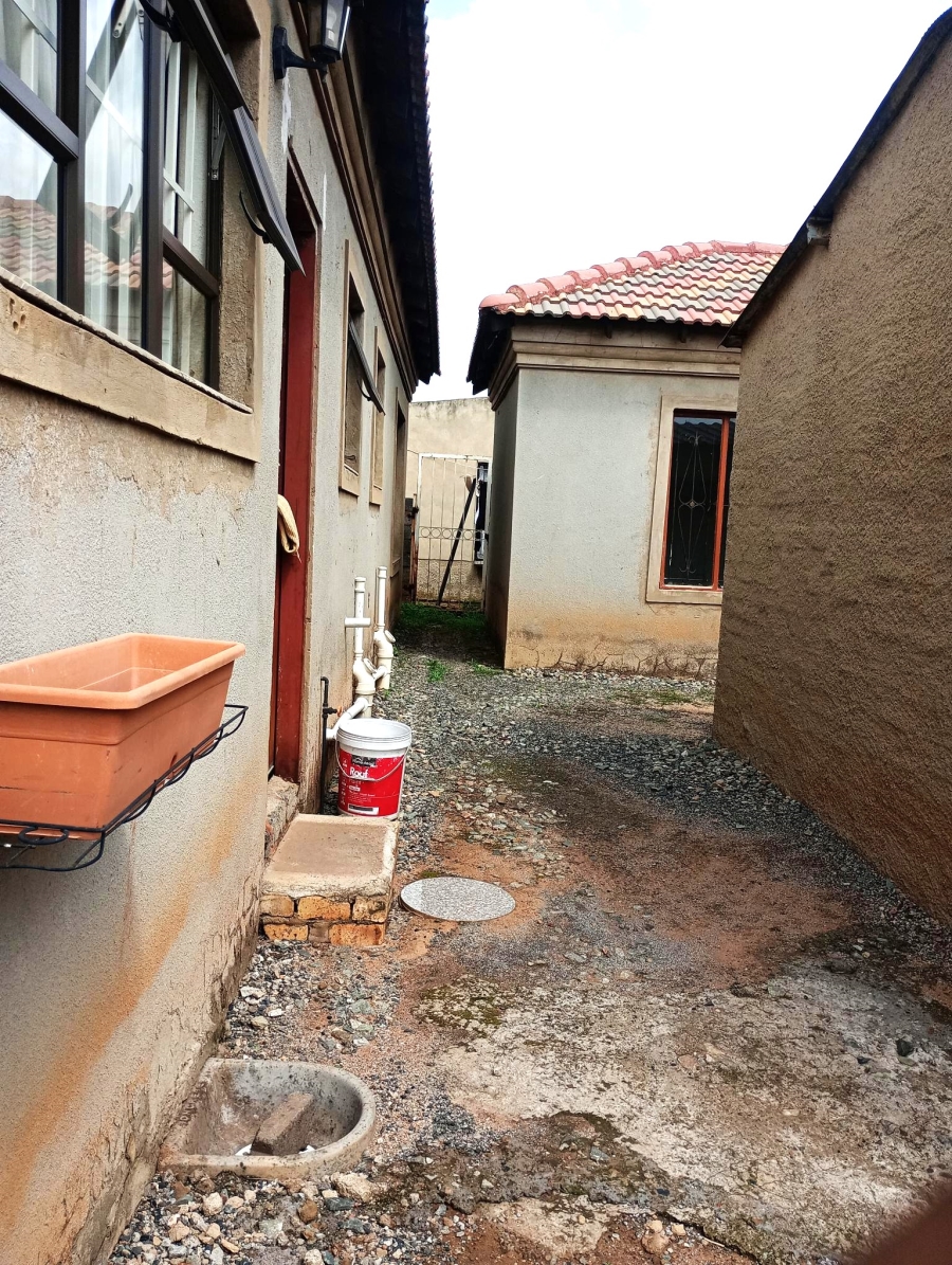 5 Bedroom Property for Sale in Klippoortje Gauteng