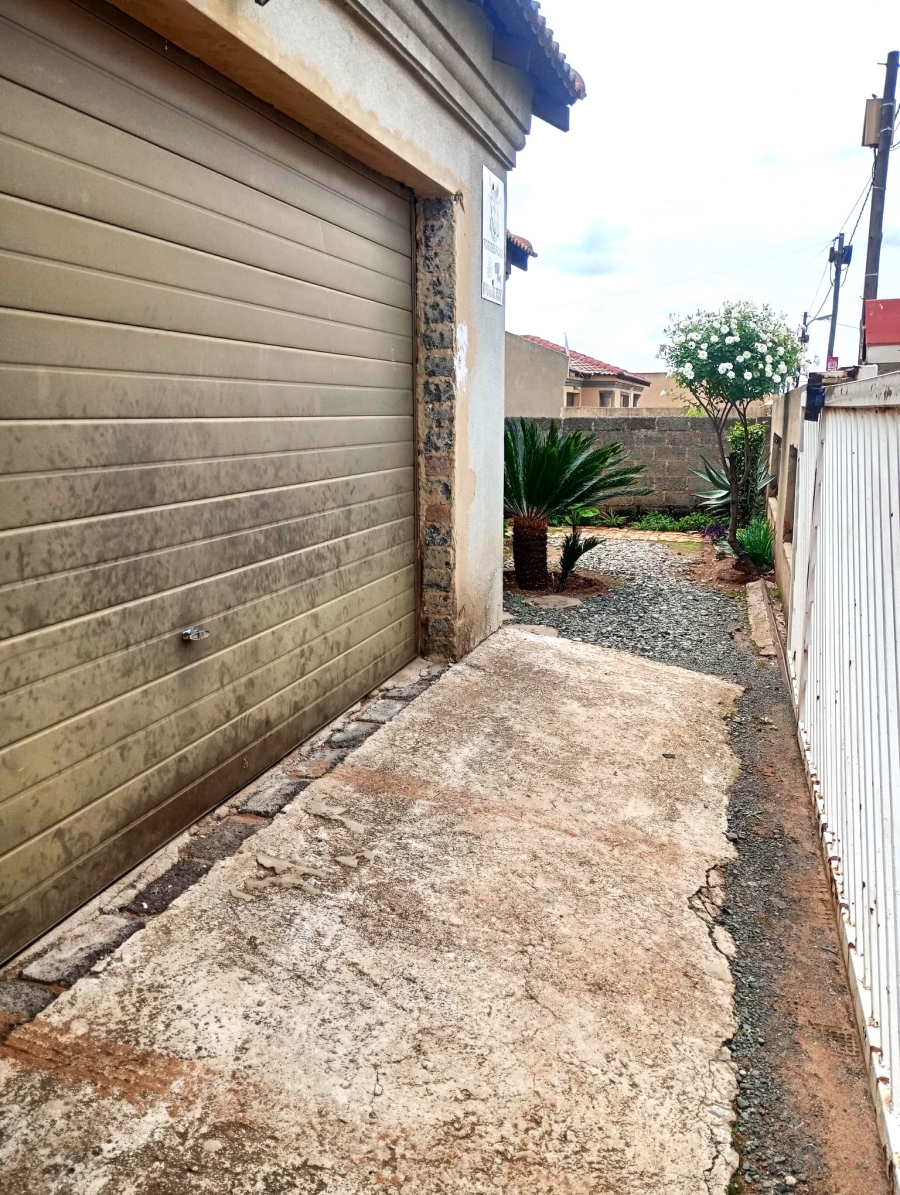 5 Bedroom Property for Sale in Klippoortje Gauteng