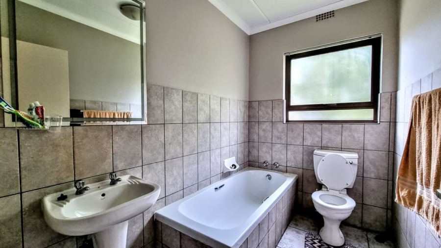 To Let 3 Bedroom Property for Rent in Broadacres Gauteng