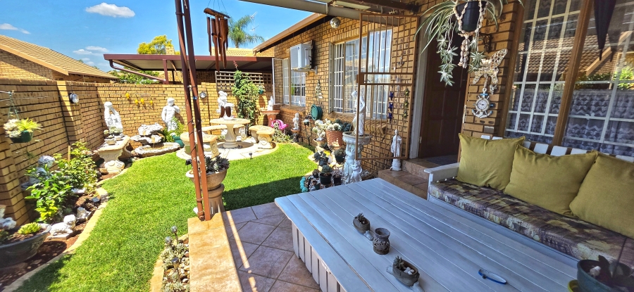 2 Bedroom Property for Sale in Magalieskruin Gauteng