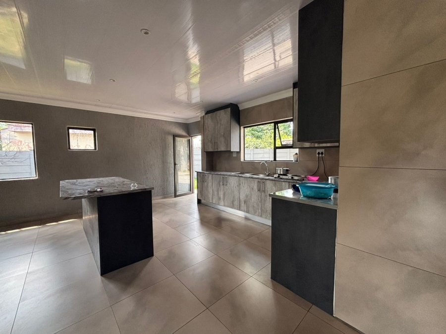 5 Bedroom Property for Sale in Vanderbijlpark Cw 6 Gauteng