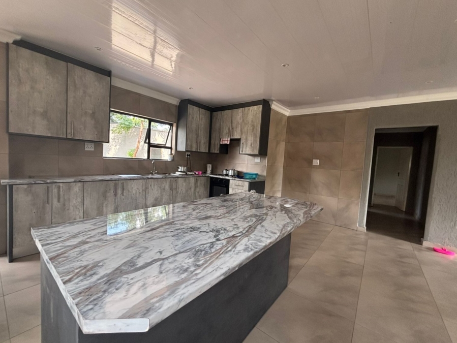 5 Bedroom Property for Sale in Vanderbijlpark Cw 6 Gauteng