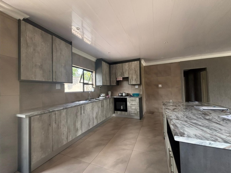 5 Bedroom Property for Sale in Vanderbijlpark Cw 6 Gauteng