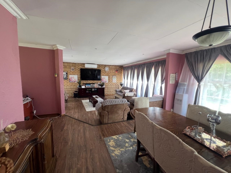 4 Bedroom Property for Sale in Buyscelia Gauteng