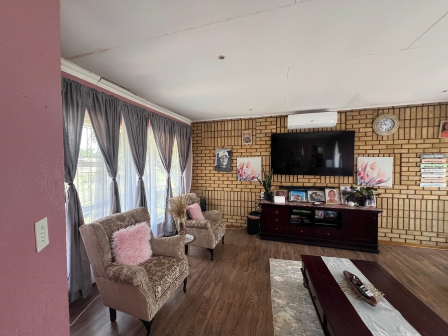 4 Bedroom Property for Sale in Buyscelia Gauteng