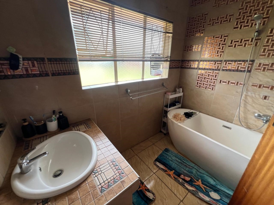 4 Bedroom Property for Sale in Buyscelia Gauteng