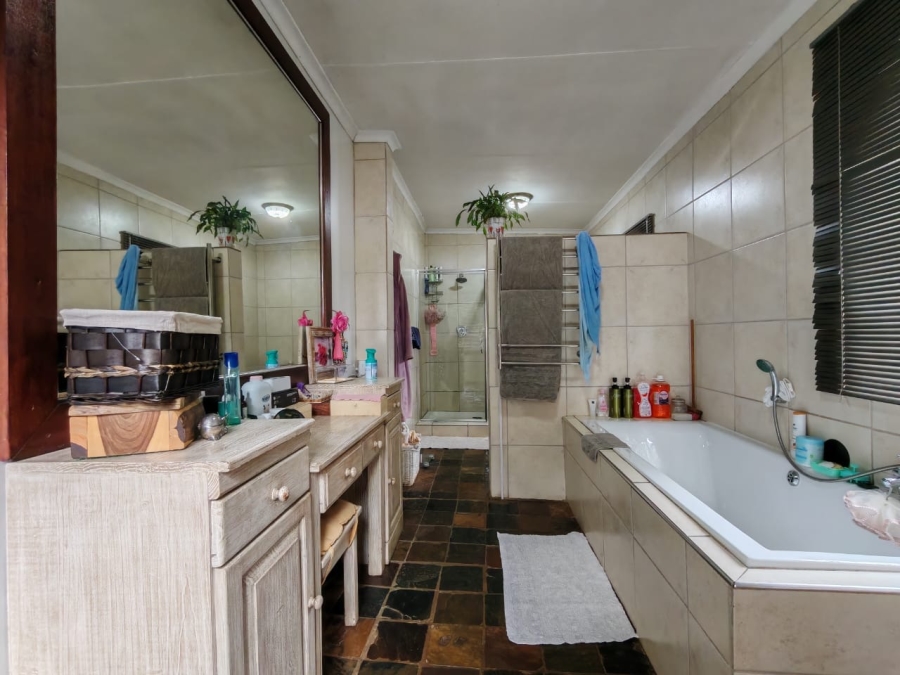 5 Bedroom Property for Sale in Glen Donald A H Gauteng