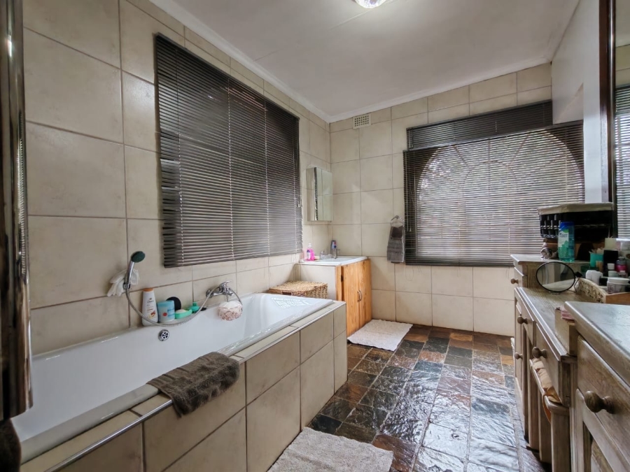 5 Bedroom Property for Sale in Glen Donald A H Gauteng