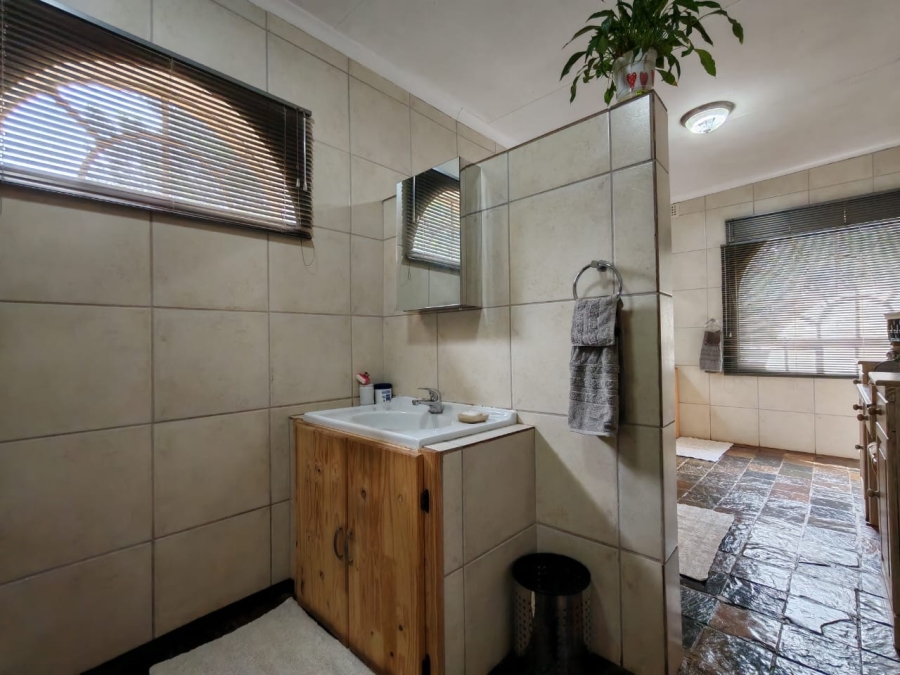 5 Bedroom Property for Sale in Glen Donald A H Gauteng