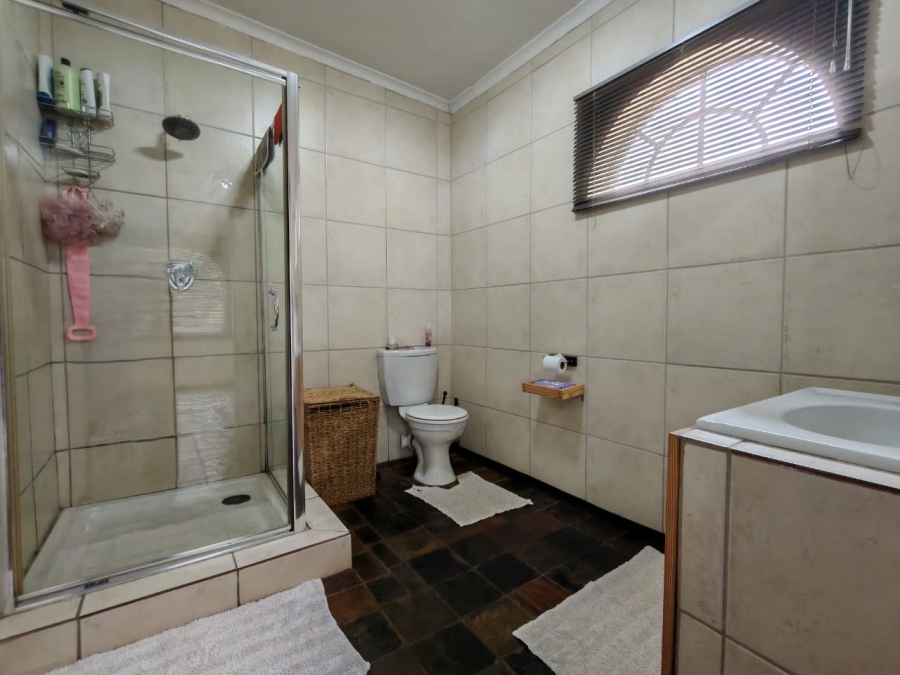 5 Bedroom Property for Sale in Glen Donald A H Gauteng